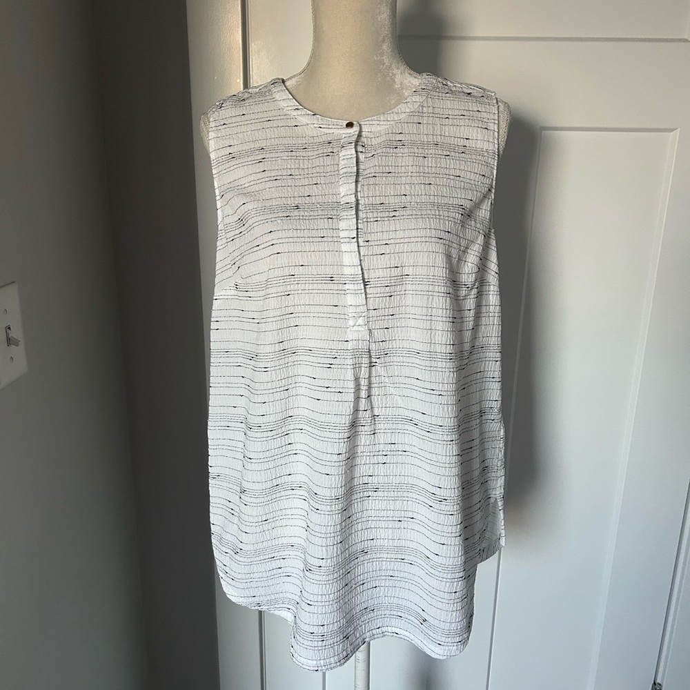 Liz Claiborne Black and White Sleeveless Blouse